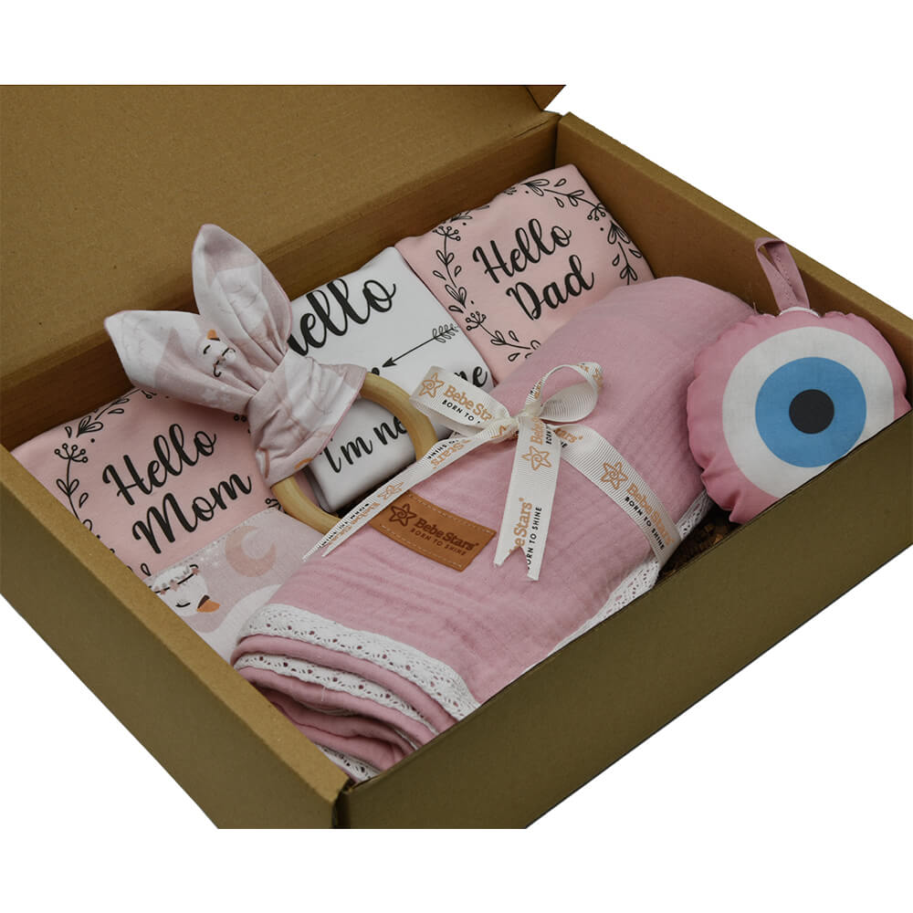 Η φωτογραφία δείχνει Το πιο αξιολάτρευτο σετ δώρου 7 τεμαχίων της Bebe Stars με τα πρώτα ρουχαλάκια του νεογέννητου, ένα «must have» για τις νέες μανούλες, καθώς περιλαμβάνει:– 3 φορμάκια (0-3μηνών) κοντομάνικα με τύπωμα( Hello mom , Hello dad , Hello I’m new here)– 1 μοντέρνα σαλιάρα διπλής όψεως,–