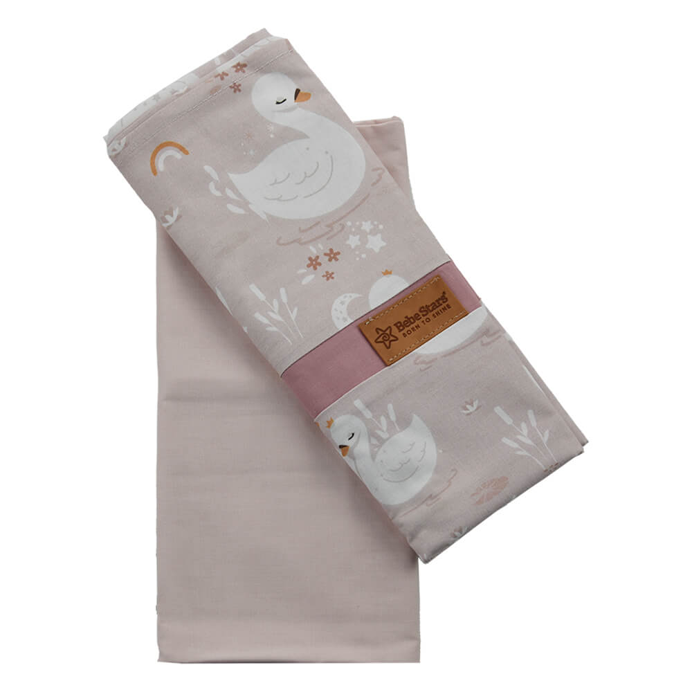 Η φωτογραφία δείχνει Το σετ σεντονιών (2 τμχ) της Bebe Stars κατάλληλο για λίκνο και καλαθούνα, αποτελείται από ένα κατωσέντονο και ένα πανωσέντονο.