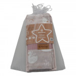 Η φωτογραφία δείχνει Το σετ σεντονιών (2 τμχ) της Bebe Stars κατάλληλο για λίκνο και καλαθούνα, αποτελείται από ένα κατωσέντονο και ένα πανωσέντονο.