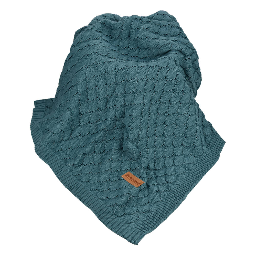 Η φωτογραφία δείχνει Υπάρχει κάτι πιο απαλό από το δέρμα του μικρού σας; Τώρα μπορείτε να το τυλίξετε με ένα εξίσου απαλό και φυσικό υλικό – βαμβακερή κουβέρτα, η οποία επιτρέπει να αναπνέει φυσικά το δέρμα του μωρού σας.