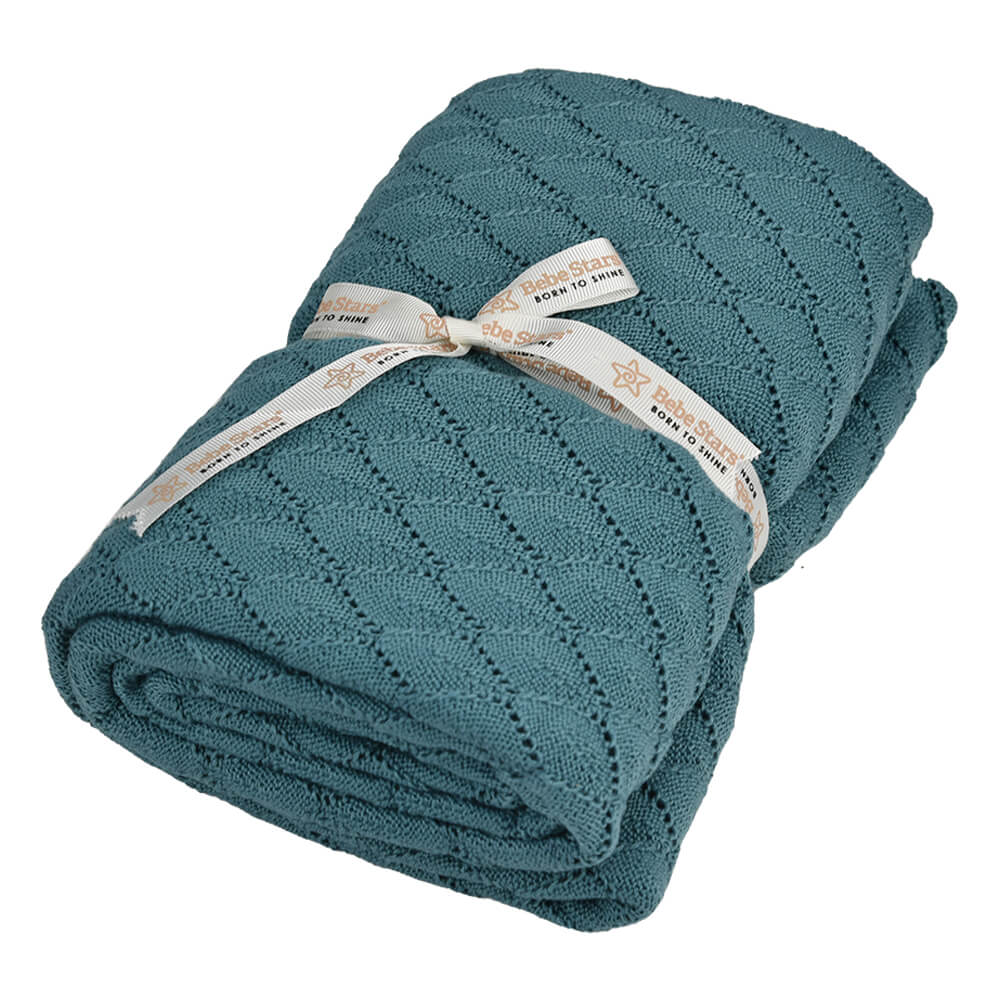 Η φωτογραφία δείχνει Υπάρχει κάτι πιο απαλό από το δέρμα του μικρού σας; Τώρα μπορείτε να το τυλίξετε με ένα εξίσου απαλό και φυσικό υλικό – βαμβακερή κουβέρτα, η οποία επιτρέπει να αναπνέει φυσικά το δέρμα του μωρού σας.