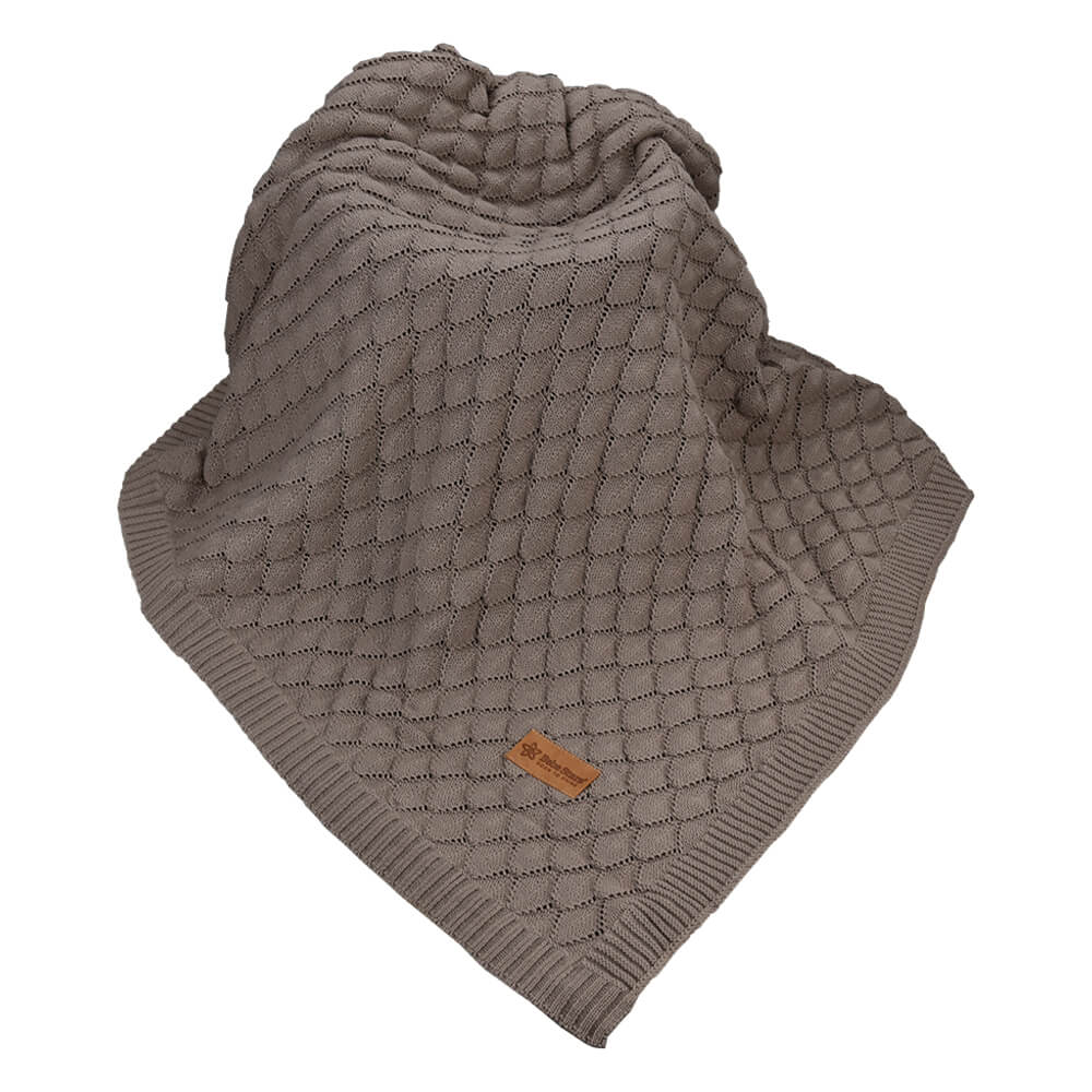 Η φωτογραφία δείχνει Υπάρχει κάτι πιο απαλό από το δέρμα του μικρού σας; Τώρα μπορείτε να το τυλίξετε με ένα εξίσου απαλό και φυσικό υλικό – βαμβακερή κουβέρτα, η οποία επιτρέπει να αναπνέει φυσικά το δέρμα του μωρού σας.