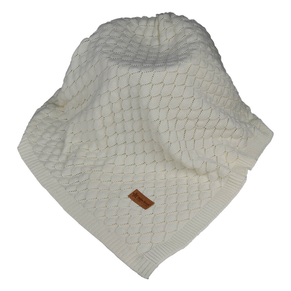 Η φωτογραφία δείχνει Υπάρχει κάτι πιο απαλό από το δέρμα του μικρού σας; Τώρα μπορείτε να το τυλίξετε με ένα εξίσου απαλό και φυσικό υλικό – βαμβακερή κουβέρτα, η οποία επιτρέπει να αναπνέει φυσικά το δέρμα του μωρού σας.