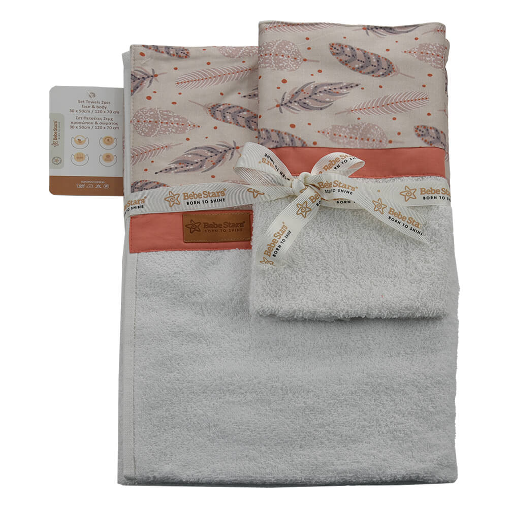 Η φωτογραφία δείχνει Το σετ πετσέτας&nbsp; (2τμχ) της Bebe Stars,&nbsp; είναι η τέλεια λύση για γονείς που θέλουν να τυλίξουν το μικρό τους με ζεστασιά και απαλότητα αμέσως μετά το μπάνιο και να προσφέρουν τη μέγιστη άνεση στο δέρμα του μωρού τους.