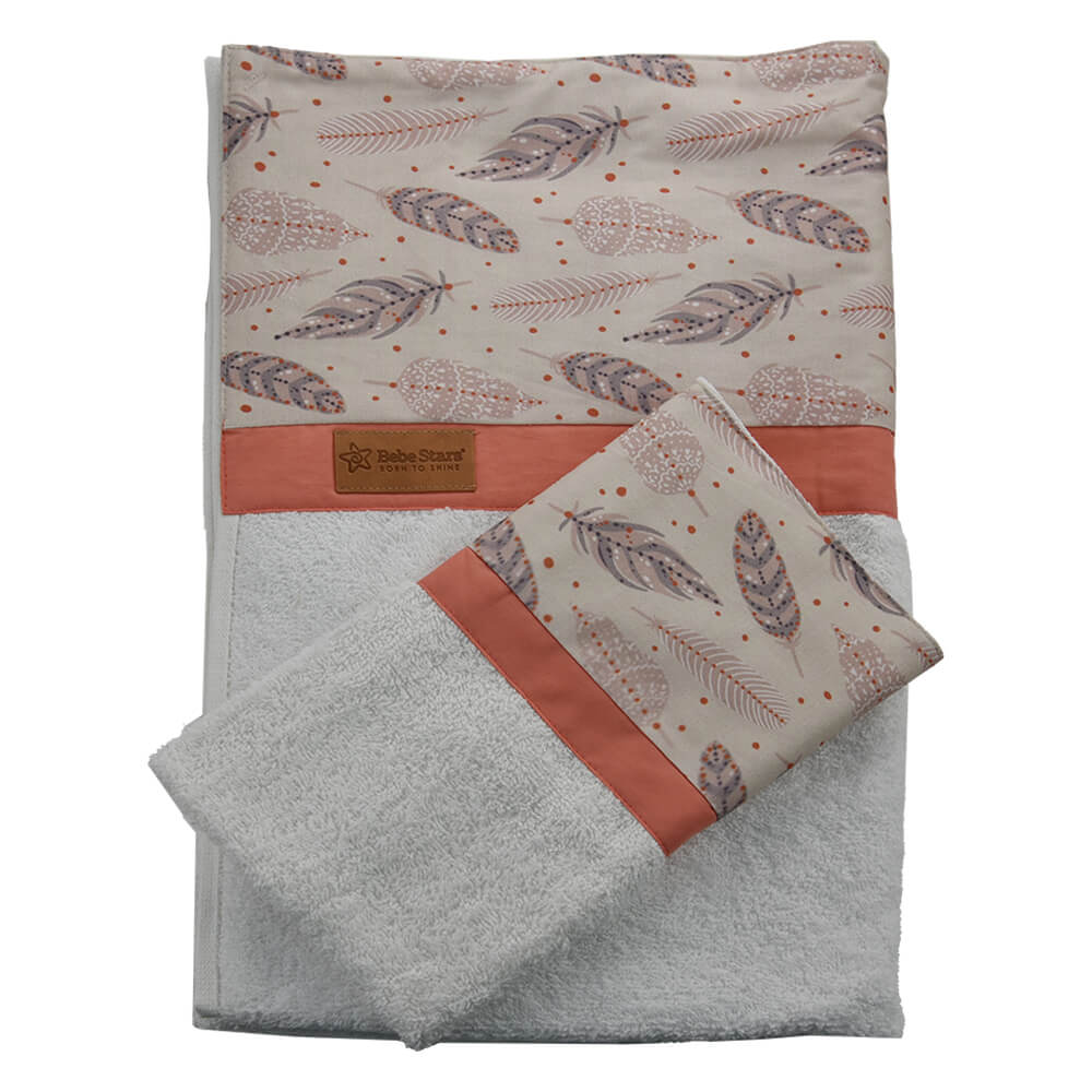 Η φωτογραφία δείχνει Το σετ πετσέτας&nbsp; (2τμχ) της Bebe Stars,&nbsp; είναι η τέλεια λύση για γονείς που θέλουν να τυλίξουν το μικρό τους με ζεστασιά και απαλότητα αμέσως μετά το μπάνιο και να προσφέρουν τη μέγιστη άνεση στο δέρμα του μωρού τους.