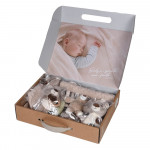 Η φωτογραφία δείχνει Το σετ περιλαμβάνει 2 κουδουνίστρες σε σχήμα αρκουδάκι για ατελείωτο παιχνίδι, 1 μαλακό πανάκι, στο οποίο υπάρχει η δυνατότητα να κρεμάσετε την πιπίλα του μωρού σας, μια κουβέρτα minky για να χουχουλιάζει στον ύπνο του και 1 κρεμαστό μαλακό παιχνίδι από το οποίο κρέμονται 3 παιχ