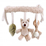 Η φωτογραφία δείχνει Το σετ περιλαμβάνει 2 κουδουνίστρες σε σχήμα αρκουδάκι για ατελείωτο παιχνίδι, 1 μαλακό πανάκι, στο οποίο υπάρχει η δυνατότητα να κρεμάσετε την πιπίλα του μωρού σας, μια κουβέρτα minky για να χουχουλιάζει στον ύπνο του και 1 κρεμαστό μαλακό παιχνίδι από το οποίο κρέμονται 3 παιχ