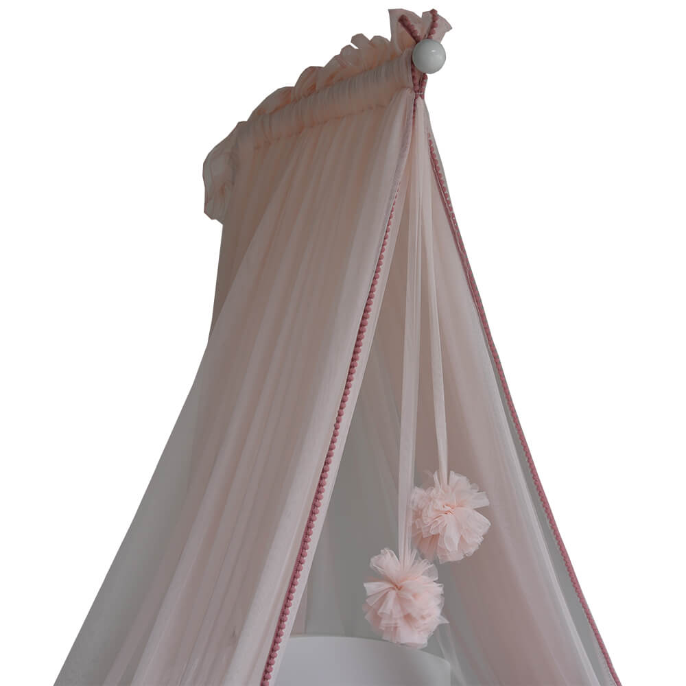 Η φωτογραφία δείχνει Προσθέστε λίγη μαγεία στο βρεφικό σας δωμάτιο με την κουνουπιέρα κρεβατιού με pom-pom της Bebe StarsΗ κουνουπιέρα της Bebe Stars θα δώσει το καλύτερο και πιο ασφαλή περιβάλλον ύπνου που αξίζει στο μωρό σας ,παρέχοντας όχι μόνο λειτουργικότητα, αλλά και αισθητική, με λεπτομέρειες