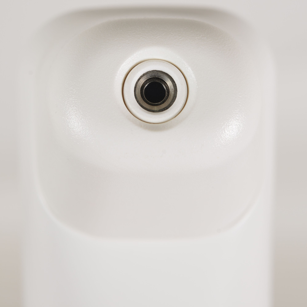 Η φωτογραφία δείχνει Το θερμόμετρο υπερύθρων Theo χωρίς επαφή της Cangaroo παρέχει γρήγορη, ακριβή και ασφαλή μέτρηση θερμοκρασίας για το μωρό σας ή για οικιακά αντικείμενα.