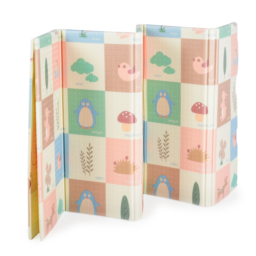 Η φωτογραφία δείχνει Προσφέρετε στο παιδί σας έναν άνετο και ασφαλή χώρο παιχνιδιού με το πτυσσόμενο χαλάκι παιχνιδιού XPE XXL Forest Angels της Moni Toys, κατασκευασμένο από αφρό XPE υψηλής ποιότητας.