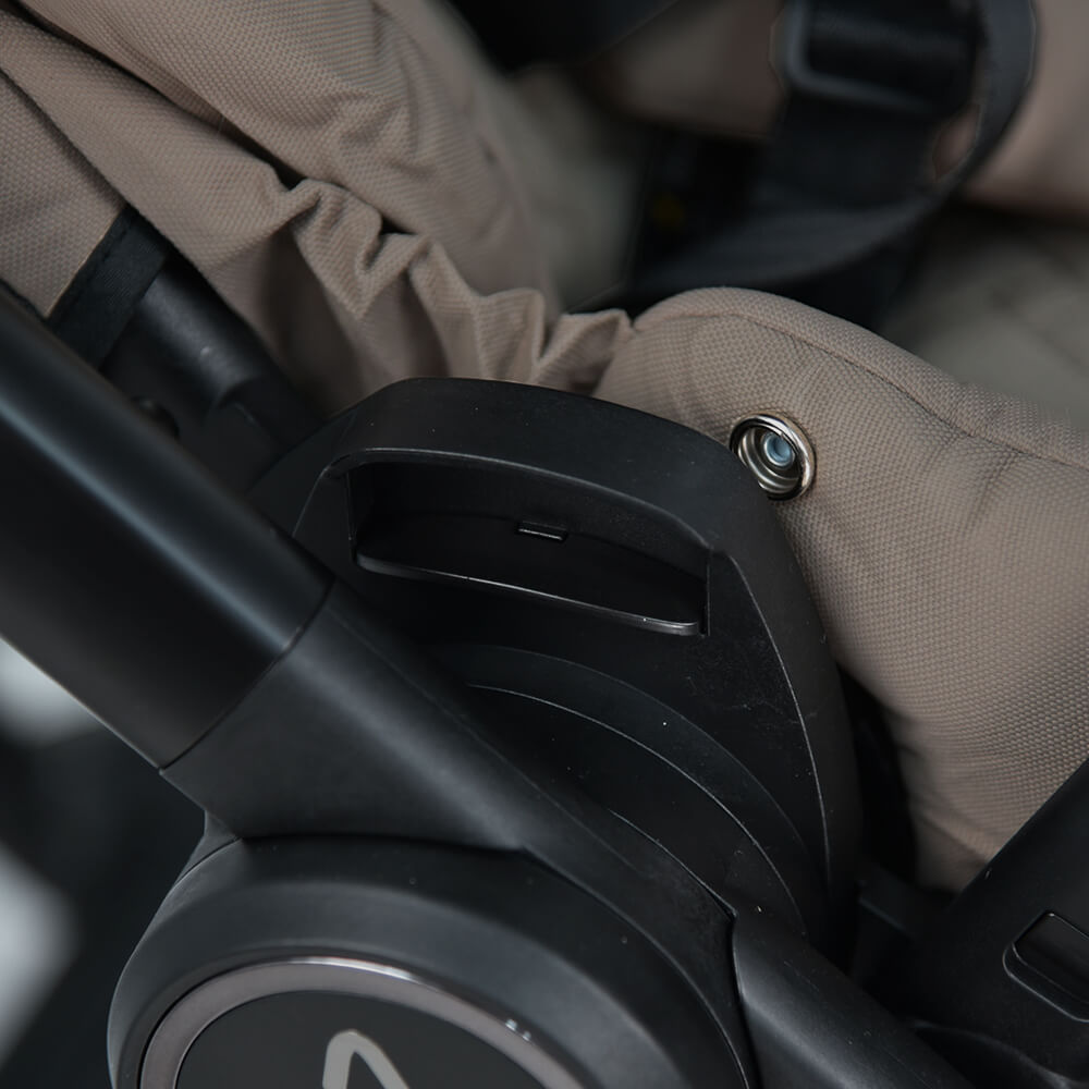 Το πολυκαρότσι  Mythos 2 σε 1 είναι στυλάτο, μοντέρνο, άνετο, ευέλικτο και όπως πάντα ποιοτικό με την υπογραφή της Bebe Stars!Σχεδιάστηκε από την Bebe Stars με σκοπό να δημιουργήσετε τις πιο γλυκές αναμνήσεις με τα παιδιά σας και να γραφτούν στην ιστορία της οικογένειας σας!Το Mythos είναι κατά