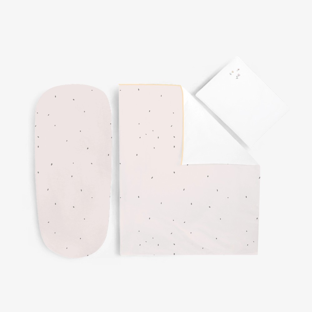 Η φωτογραφία δείχνει Σετ προίκας για καλαθο΄ύνα της εταιρείας Kikka Boo κατασκευασμένο από βαμβάκι υψηλής ποιότητας 100% ranforce.