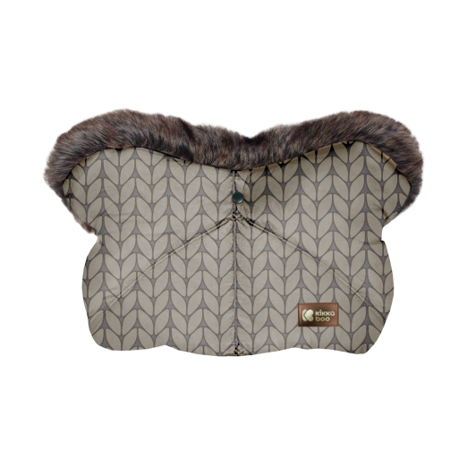 Διατηρεί τα χέρια των γονιών ζεστά και στεγνά όταν πιέζουν το καρότσι το χειμώναΑδιάβροχο εξωτερικό από πολυτελές ύφασμα μελανζέΠολυτελές καπιτονέ σχέδιοΜαλακή και ζεστή φλις επένδυσηΚουμπιά κουμπώματος για εύκολη προσάρτηση στη λαβή του καροτσιούΠολυτελείς λεπτομέρειες από γούνα και δέρμα100% πολυε