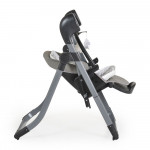 Το πολυλειτουργικό μοντέλο Nirvana 2in1 μετατρέπεται εύκολα από παιδική κούνια σε παιδικό καρεκλάκι φαγητού.