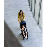 Η φωτογραφία δείχνει Το καρότσι που διπλώνει μόνο του, με ένα άγγιγμα.