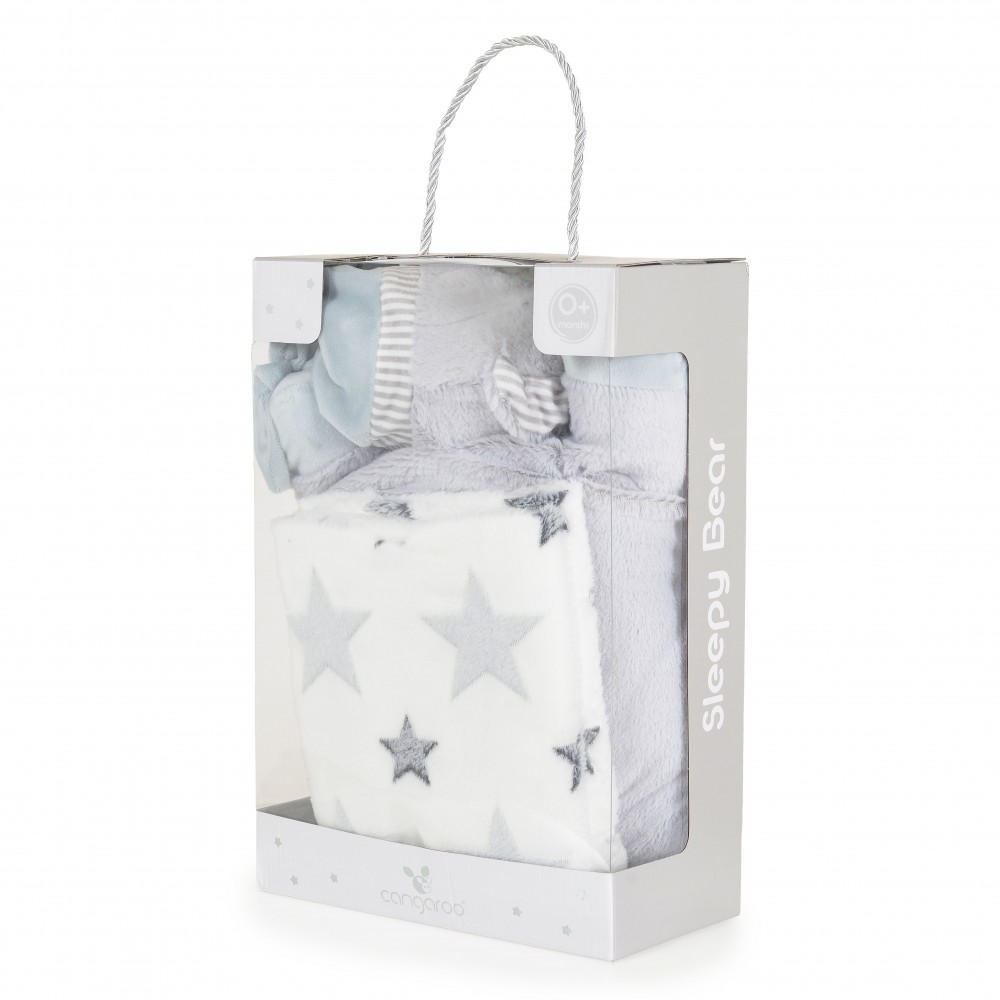 Η φωτογραφία δείχνει Ένα υπέροχο σετ που περιλαμβάνει ένα μαλακό μαξιλάρι σε σχήμα αξιολάτρευτου αρκούδου, διαστάσεων 40x38 cm και μια ζεστή κουβέρτα, διαστάσεων 75x90 cm.