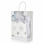 Η φωτογραφία δείχνει Ένα υπέροχο σετ που περιλαμβάνει ένα μαλακό μαξιλάρι σε σχήμα αξιολάτρευτου αρκούδου, διαστάσεων 40x38 cm και μια ζεστή κουβέρτα, διαστάσεων 75x90 cm.