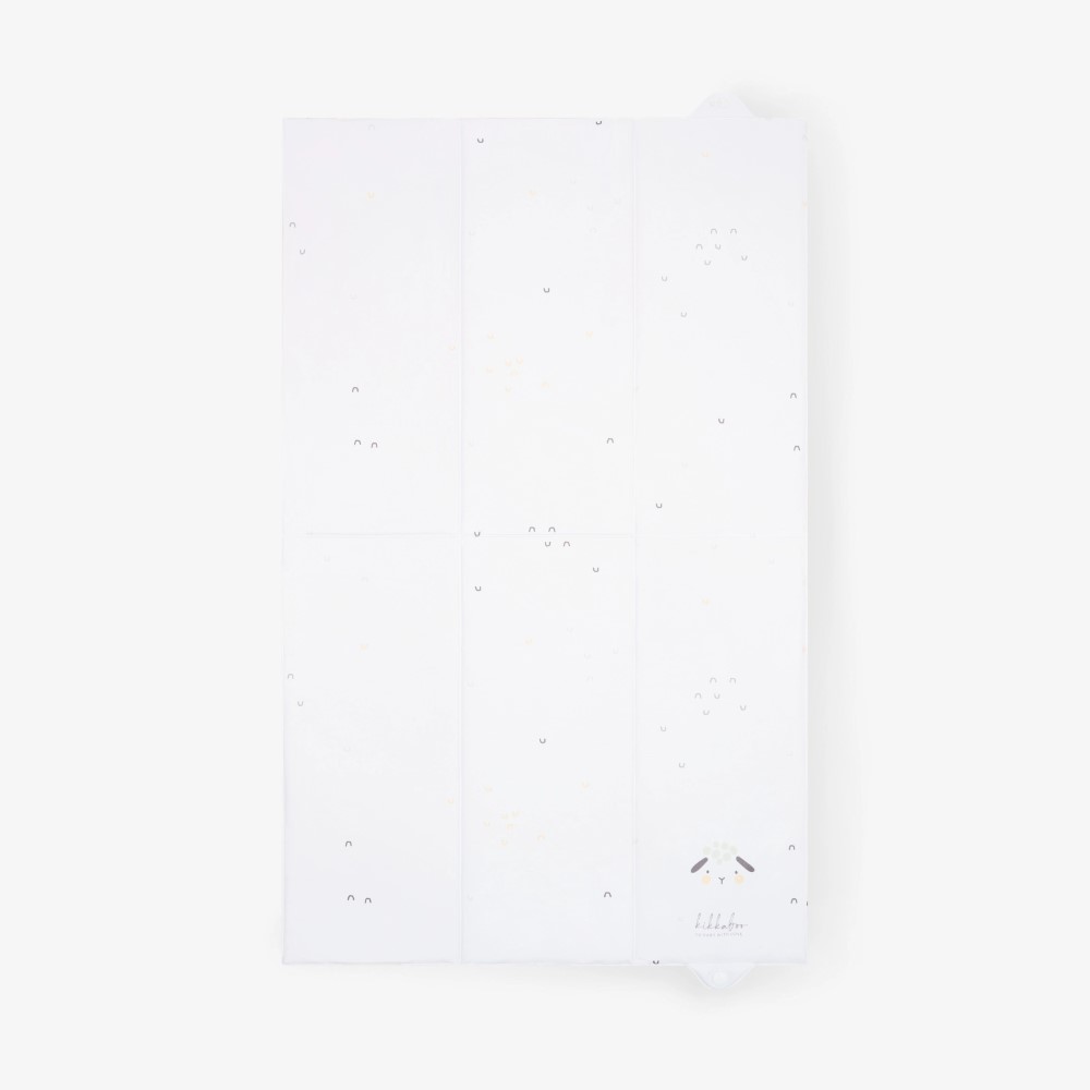 Η φωτογραφία δείχνει Διατηρήστε το μωρό σας καθαρό και άνετο κατά την αλλαγή της πάνας με την πτυσσόμενη αλλξιέρα από PVC HEDGE-HUGS 50x80 cmΑδιάβροχο προιόν και εύκολο στον καθαρισμό– Κατασκευασμένο από ανθεκτικό υλικό PVC, αυτό το μαξιλαράκι αλλαγής παρέχει μια αδιάβροχη επιφάνεια που καθαρίζεται 