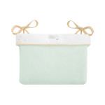 Η φωτογραφία δείχνει ΠεριγραφήΚρατήστε τα απαραίτητα για το μωρό σας οργανωμένα και σε κοντινή απόσταση με το Καλάθι για πάνες με κορδόνια.