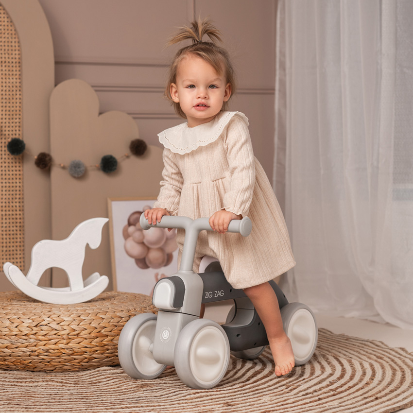 Η φωτογραφία δείχνει LORELLI ΠΟΔΗΛΑΤΟ ΙΣΟΡΡΟΠΙΑΣ ΜΕ 4 ΤΡΟΧΟΥΣ ZIG ZAGΚάθισμα με μαλακή επένδυση και κάλυμμα από δέρμα PUΡυθμιζόμενο κάθισμαΤιμόνι με μαλακή λαβήΦως και μουσικήΜοντέρνος σχεδιασμόςΕλαφρύ και σταθερό πλαίσιοΤροχοί EvaΔιαστάσεις: 53/30/38