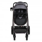 Το καρότσι All Road 2 σε 1 Transforming της Moni είναι ένα κομψό, σταθερό και πρακτικό καρότσι σχεδιασμένο να μεγαλώνει μαζί με το παιδί σας – από τις πρώτες κιόλας μέρες μετά τη γέννηση έως και περίπου 4 ετών.