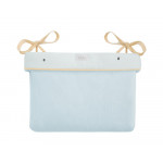 Η φωτογραφία δείχνει ΠεριγραφήΚρατήστε τα απαραίτητα για το μωρό σας οργανωμένα και σε κοντινή απόσταση με το Καλάθι για πάνες με κορδόνια.