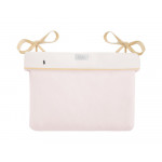 ΠεριγραφήΚρατήστε τα απαραίτητα για το μωρό σας οργανωμένα και σε κοντινή απόσταση με το Καλάθι για πάνες με κορδόνια.