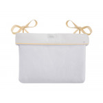 Η φωτογραφία δείχνει ΠεριγραφήΚρατήστε τα απαραίτητα για το μωρό σας οργανωμένα και σε κοντινή απόσταση με το Καλάθι για πάνες με κορδόνια.