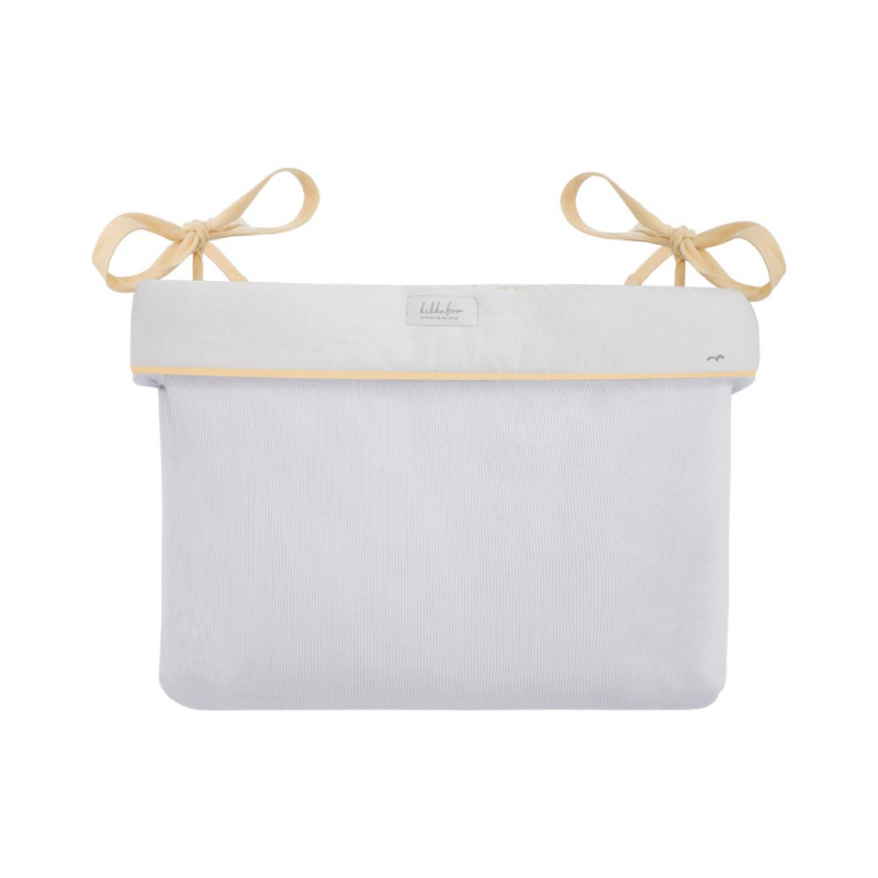 Η φωτογραφία δείχνει ΠεριγραφήΚρατήστε τα απαραίτητα για το μωρό σας οργανωμένα και σε κοντινή απόσταση με το Καλάθι για πάνες με κορδόνια.