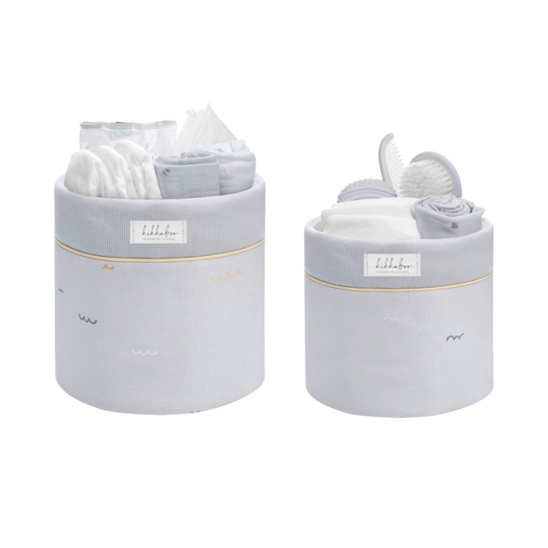 Οργανώστε τα απαραίτητα του μωρού σας με το σετ καλαθιών για το βρεφικό σας δωμάτιο το οποίο έχει σχεδιαστεί προσεκτικά για να διατηρεί το παιδικό σας δωμάτιο τακτοποιημένο και κομψό.