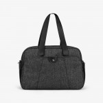 Η φωτογραφία δείχνει Η CHELSEA είναι μια κομψή και ευρύχωρη τσάντα μαμάς σχεδιασμένη για σύγχρονους γονείς που αναζητούν λειτουργικότητα και κομψότητα.