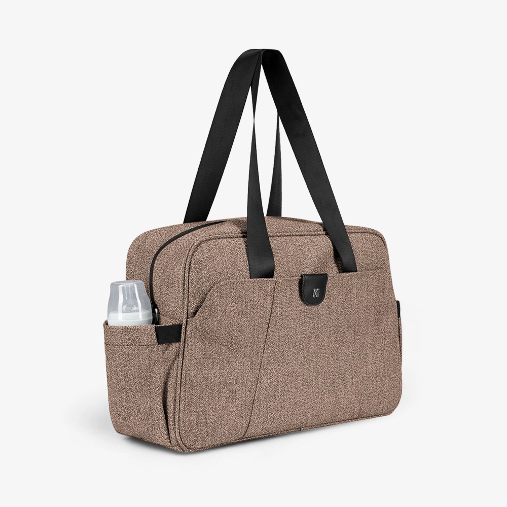 Η CHELSEA είναι μια κομψή και ευρύχωρη τσάντα μαμάς σχεδιασμένη για σύγχρονους γονείς που αναζητούν λειτουργικότητα και κομψότητα.