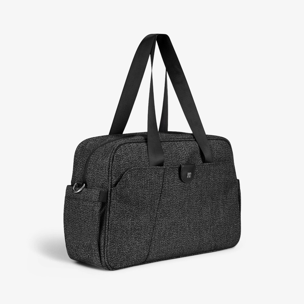 Η φωτογραφία δείχνει Η CHELSEA είναι μια κομψή και ευρύχωρη τσάντα μαμάς σχεδιασμένη για σύγχρονους γονείς που αναζητούν λειτουργικότητα και κομψότητα.