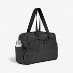 Η φωτογραφία δείχνει Η CHELSEA είναι μια κομψή και ευρύχωρη τσάντα μαμάς σχεδιασμένη για σύγχρονους γονείς που αναζητούν λειτουργικότητα και κομψότητα.