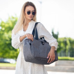 Η CHELSEA είναι μια κομψή και ευρύχωρη τσάντα μαμάς σχεδιασμένη για σύγχρονους γονείς που αναζητούν λειτουργικότητα και κομψότητα.