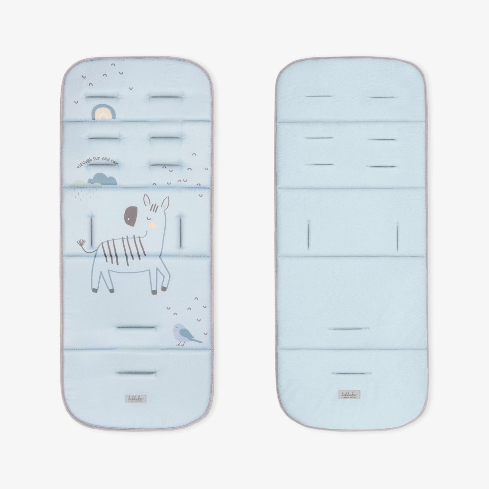 Η φωτογραφία δείχνει Αναβαθμίστε την άνεση του καροτσιού σας με την επένδυση καροτσιού BUTTERFLY DANCE! Σχεδιασμένο για επιπλέον απαλότητα και υποστήριξη, αυτή η κομψή και αναστρέψιμη επένδυση βελτιώνει τη βόλτα του μωρού σας προσθέτοντας μια νότα προσωπικότητας.