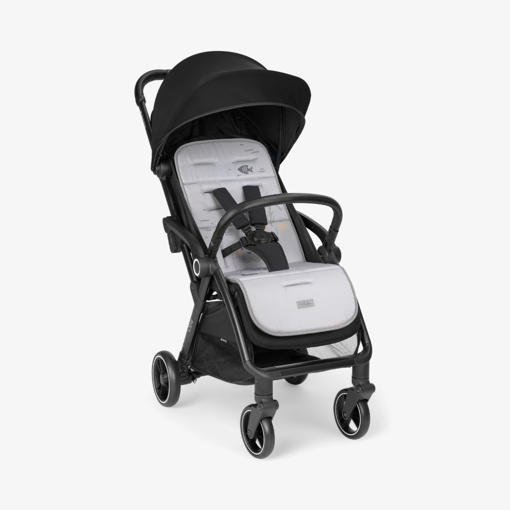 Αναβαθμίστε την άνεση του καροτσιού σας με την επένδυση καροτσιού BUTTERFLY DANCE! Σχεδιασμένο για επιπλέον απαλότητα και υποστήριξη, αυτή η κομψή και αναστρέψιμη επένδυση βελτιώνει τη βόλτα του μωρού σας προσθέτοντας μια νότα προσωπικότητας.