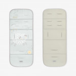 Η φωτογραφία δείχνει Αναβαθμίστε την άνεση του καροτσιού σας με την επένδυση καροτσιού BUTTERFLY DANCE! Σχεδιασμένο για επιπλέον απαλότητα και υποστήριξη, αυτή η κομψή και αναστρέψιμη επένδυση βελτιώνει τη βόλτα του μωρού σας προσθέτοντας μια νότα προσωπικότητας.