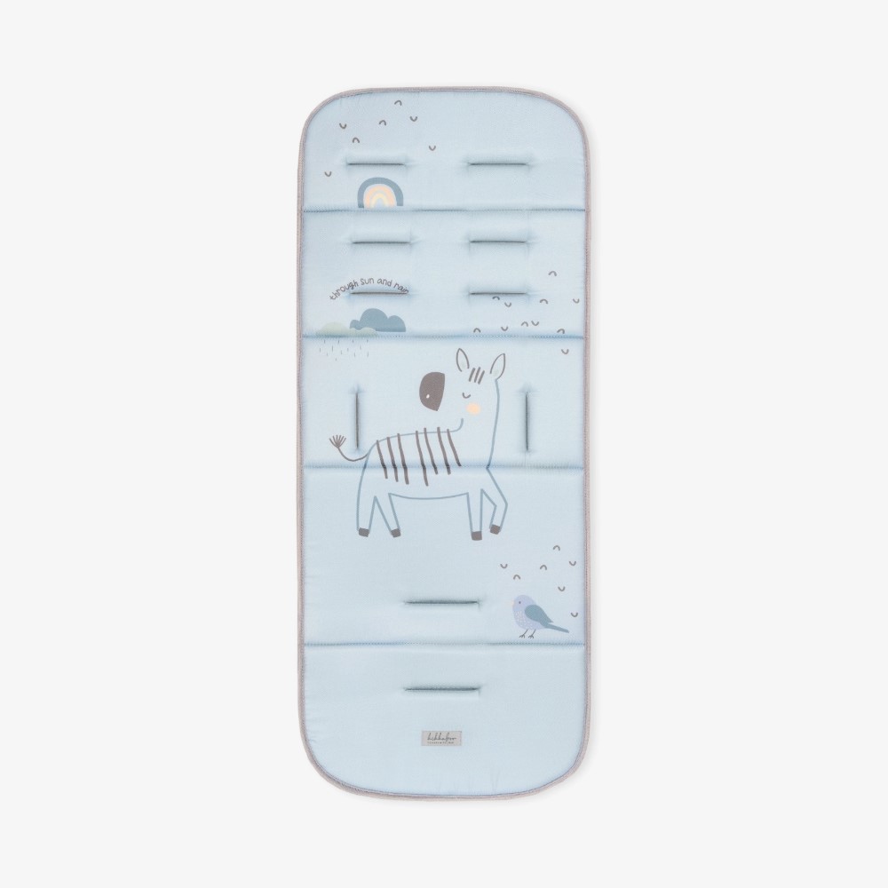 Η φωτογραφία δείχνει Αναβαθμίστε την άνεση του καροτσιού σας με την επένδυση καροτσιού BUTTERFLY DANCE! Σχεδιασμένο για επιπλέον απαλότητα και υποστήριξη, αυτή η κομψή και αναστρέψιμη επένδυση βελτιώνει τη βόλτα του μωρού σας προσθέτοντας μια νότα προσωπικότητας.