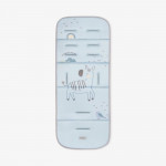 Η φωτογραφία δείχνει Αναβαθμίστε την άνεση του καροτσιού σας με την επένδυση καροτσιού BUTTERFLY DANCE! Σχεδιασμένο για επιπλέον απαλότητα και υποστήριξη, αυτή η κομψή και αναστρέψιμη επένδυση βελτιώνει τη βόλτα του μωρού σας προσθέτοντας μια νότα προσωπικότητας.