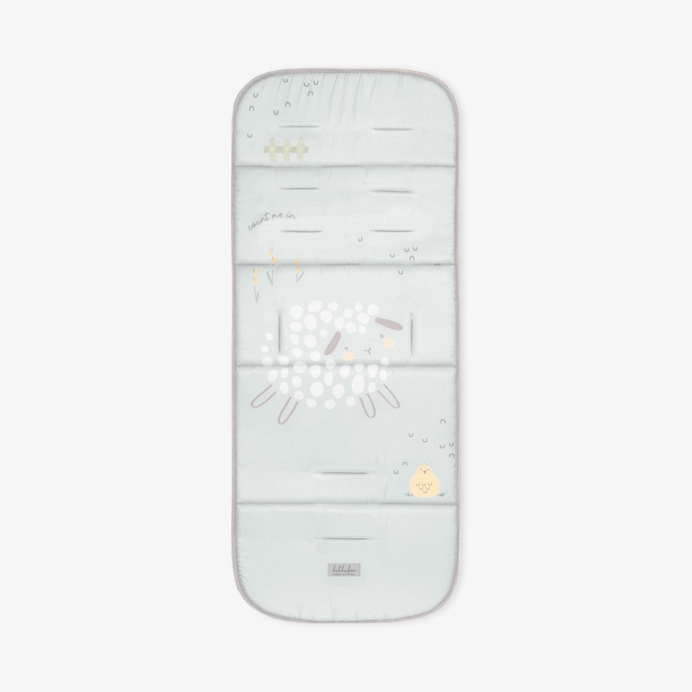 Η φωτογραφία δείχνει Αναβαθμίστε την άνεση του καροτσιού σας με την επένδυση καροτσιού BUTTERFLY DANCE! Σχεδιασμένο για επιπλέον απαλότητα και υποστήριξη, αυτή η κομψή και αναστρέψιμη επένδυση βελτιώνει τη βόλτα του μωρού σας προσθέτοντας μια νότα προσωπικότητας.