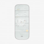 Η φωτογραφία δείχνει Αναβαθμίστε την άνεση του καροτσιού σας με την επένδυση καροτσιού BUTTERFLY DANCE! Σχεδιασμένο για επιπλέον απαλότητα και υποστήριξη, αυτή η κομψή και αναστρέψιμη επένδυση βελτιώνει τη βόλτα του μωρού σας προσθέτοντας μια νότα προσωπικότητας.