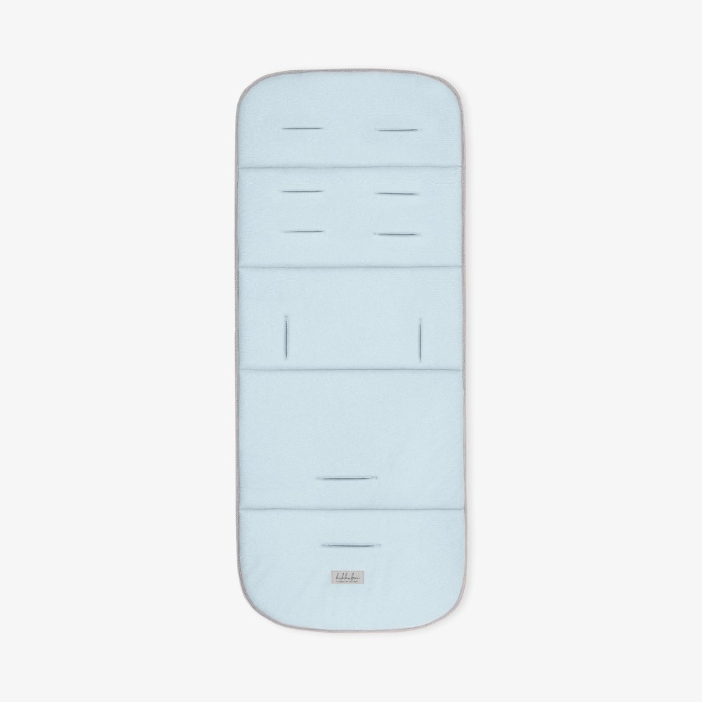 Η φωτογραφία δείχνει Αναβαθμίστε την άνεση του καροτσιού σας με την επένδυση καροτσιού BUTTERFLY DANCE! Σχεδιασμένο για επιπλέον απαλότητα και υποστήριξη, αυτή η κομψή και αναστρέψιμη επένδυση βελτιώνει τη βόλτα του μωρού σας προσθέτοντας μια νότα προσωπικότητας.