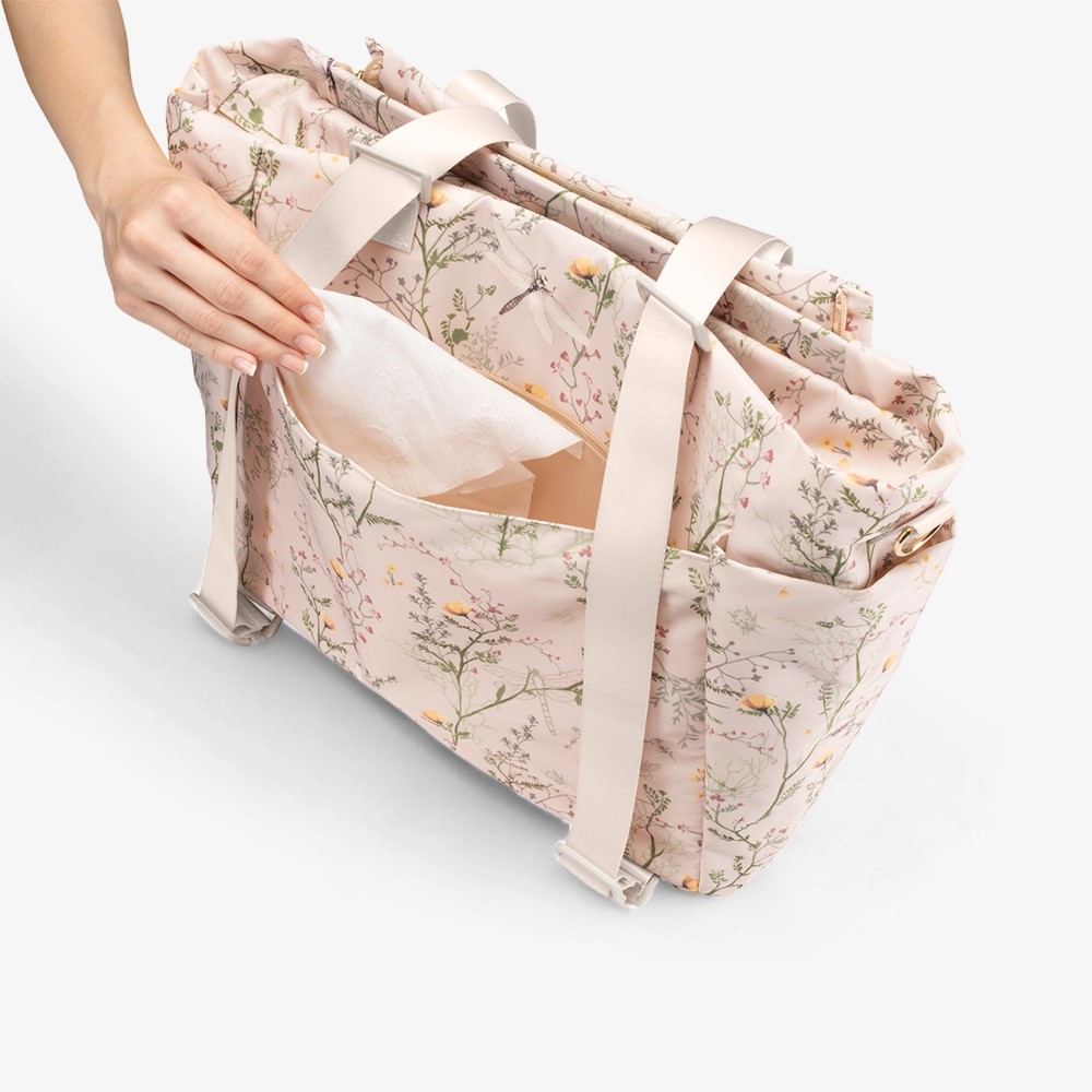 Μείνετε κομψοί και οργανωμένοι σε κάθε σας έξοδο με τη μαμά τσάντα FLORENCE!  Σχεδιασμένη για σύγχρονους γονείς, αυτή η πολυτελής τσάντα συνδυάζει τη λειτουργικότητα με ένα πολύχρωμο ντιζάιν στάμπα, διασφαλίζοντας ότι όλα τα απαραίτητα για το μωρό είναι οργανωμένα και προσιτά.