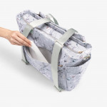 Η φωτογραφία δείχνει Μείνετε κομψοί και οργανωμένοι σε κάθε σας έξοδο με τη μαμά τσάντα FLORENCE!&nbsp; Σχεδιασμένη για σύγχρονους γονείς, αυτή η πολυτελής τσάντα συνδυάζει τη λειτουργικότητα με ένα πολύχρωμο ντιζάιν στάμπα, διασφαλίζοντας ότι όλα τα απαραίτητα για το μωρό είναι οργανωμένα και προσι