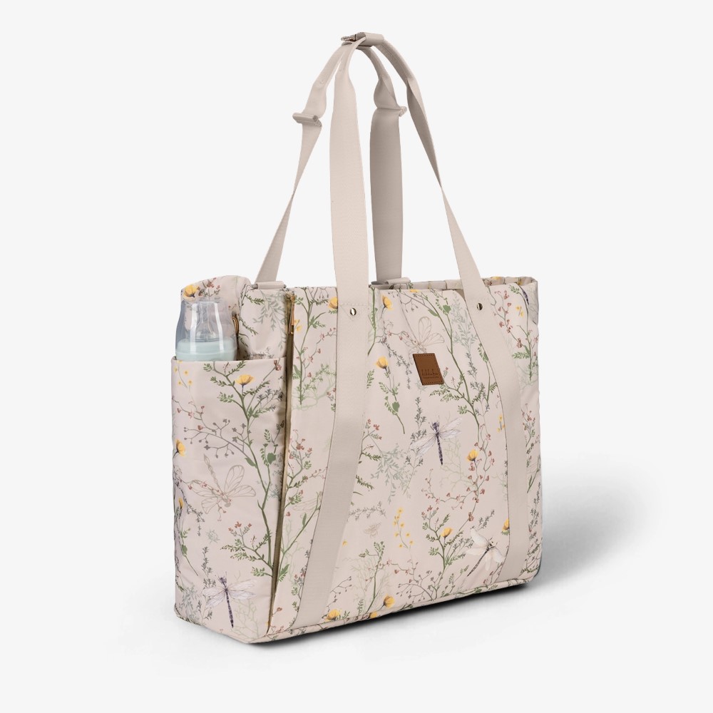 Μείνετε κομψοί και οργανωμένοι σε κάθε σας έξοδο με τη μαμά τσάντα FLORENCE!  Σχεδιασμένη για σύγχρονους γονείς, αυτή η πολυτελής τσάντα συνδυάζει τη λειτουργικότητα με ένα πολύχρωμο ντιζάιν στάμπα, διασφαλίζοντας ότι όλα τα απαραίτητα για το μωρό είναι οργανωμένα και προσιτά.