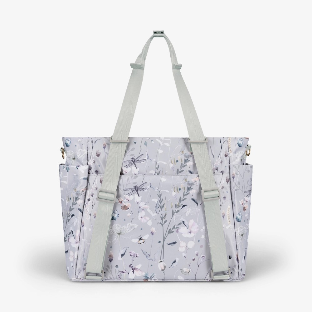 Η φωτογραφία δείχνει Μείνετε κομψοί και οργανωμένοι σε κάθε σας έξοδο με τη μαμά τσάντα FLORENCE!&nbsp; Σχεδιασμένη για σύγχρονους γονείς, αυτή η πολυτελής τσάντα συνδυάζει τη λειτουργικότητα με ένα πολύχρωμο ντιζάιν στάμπα, διασφαλίζοντας ότι όλα τα απαραίτητα για το μωρό είναι οργανωμένα και προσι