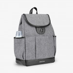 Η φωτογραφία δείχνει Ζήστε την κομψότητα και την πρακτικότητα με την τσάντα MORICE Mama! Σχεδιασμένη για σύγχρονους γονείς, αυτή η πολυτελής τσάντα συνδυάζει το εκλεπτυσμένο στυλ με την έξυπνη λειτουργικότητα, διασφαλίζοντας ότι όλα τα απαραίτητα για το μωρό είναι πάντα προσιτά.