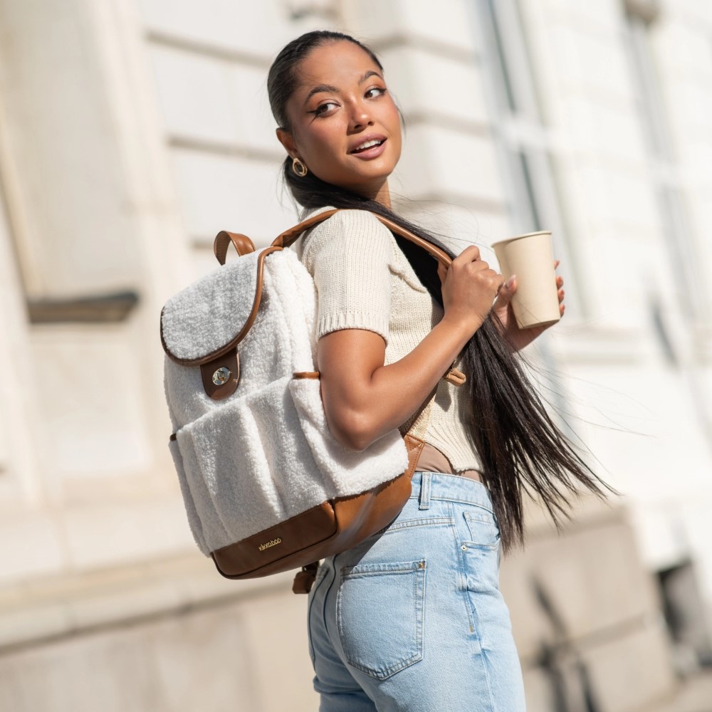 Η φωτογραφία δείχνει Ζήστε την κομψότητα και την πρακτικότητα με την τσάντα MORICE Mama! Σχεδιασμένη για σύγχρονους γονείς, αυτή η πολυτελής τσάντα συνδυάζει το εκλεπτυσμένο στυλ με την έξυπνη λειτουργικότητα, διασφαλίζοντας ότι όλα τα απαραίτητα για το μωρό είναι πάντα προσιτά.