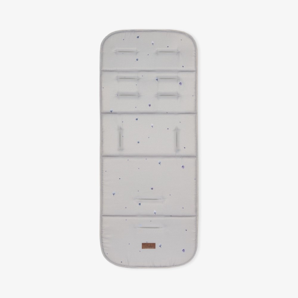 Η φωτογραφία δείχνει Αναβαθμίστε την άνεση του καροτσιού σας με την επένδυση καροτσιού BUTTERFLY DANCE! Σχεδιασμένο για επιπλέον απαλότητα και υποστήριξη, αυτή η κομψή και αναστρέψιμη επένδυση βελτιώνει τη βόλτα του μωρού σας προσθέτοντας μια νότα προσωπικότητας.